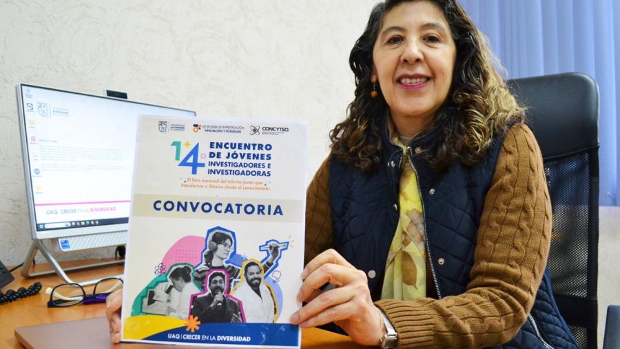 Investigadora de la UAQ mostrando la convocatoria
