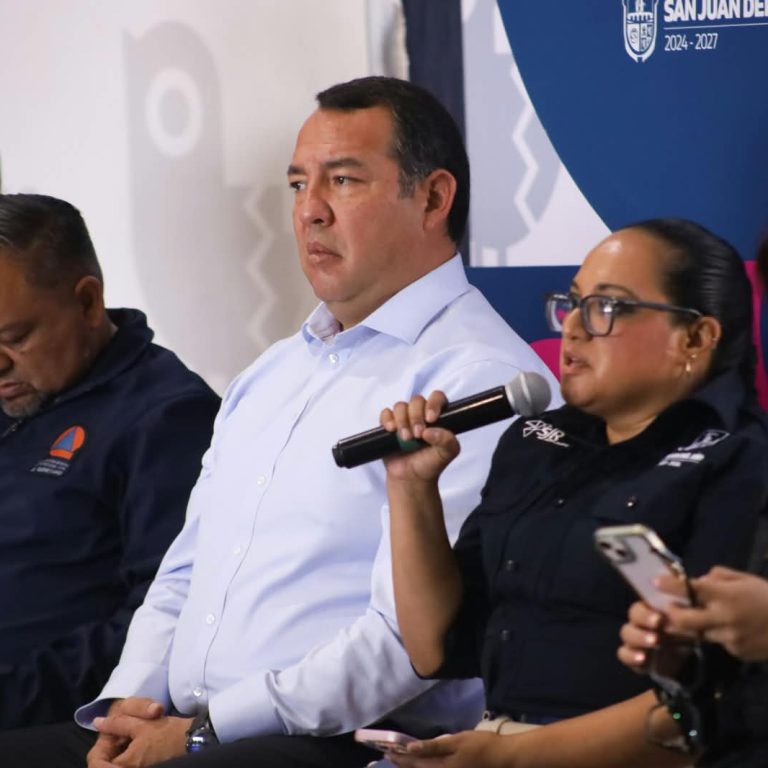 El Presidente Roberto Cabrera durante la presentación de su plan frente a la temporada de lluvias
