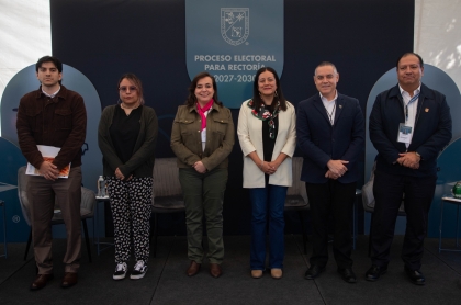 Los 4 aspirantes junto a directivos de uno de los planteles regionales visitados