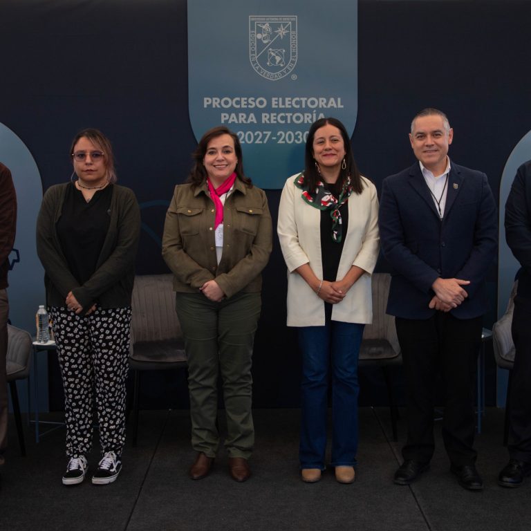 Los 4 aspirantes junto a directivos de uno de los planteles regionales visitados