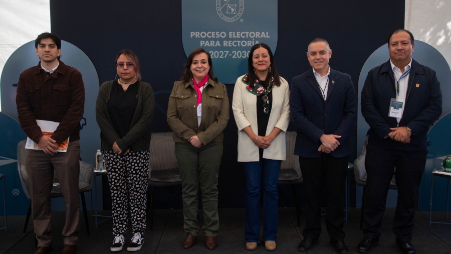 Los 4 aspirantes junto a directivos de uno de los planteles regionales visitados
