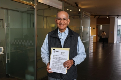 El diputado del PAN Antonio Zapata afuera de oficialía de partes al entregar su iniciativa