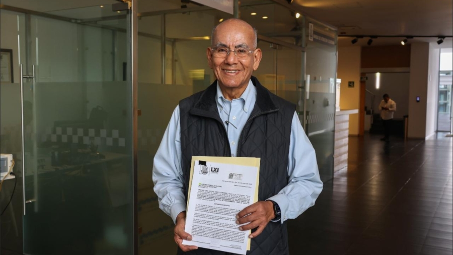 El diputado del PAN Antonio Zapata afuera de oficialía de partes al entregar su iniciativa