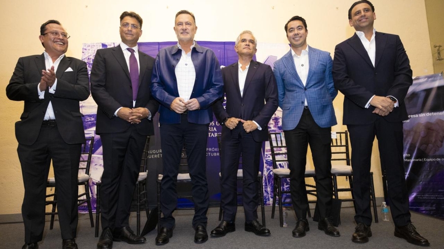El Gobernador Mauricio Kuri junto a los directivos de Pluscorp y el Presidente Municipal Felifer Macías
