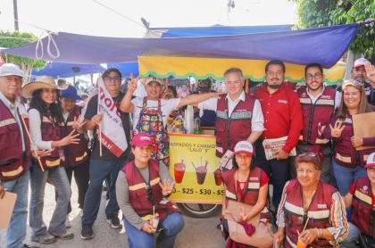 Santiago Nieto y su equipo de brigadistas durante su visita a la colonia Satelite