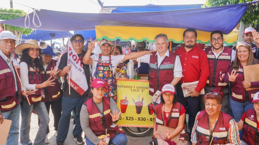 Santiago Nieto y su equipo de brigadistas durante su visita a la colonia Satelite