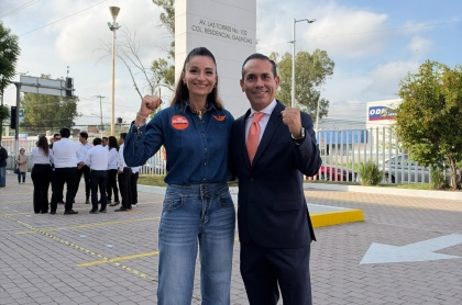 La cordinadora de movimiento ciudadano acompañada de su representante electoral ante el IEEQ
