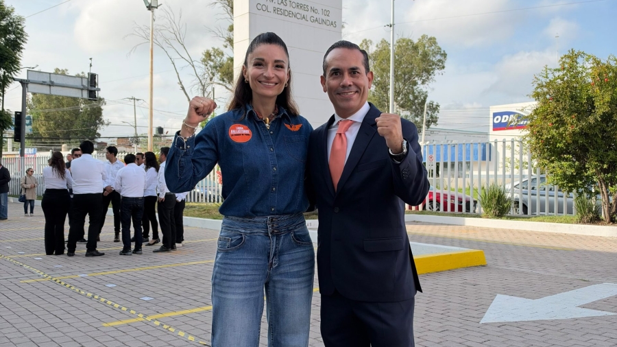 La cordinadora de movimiento ciudadano acompañada de su representante electoral ante el IEEQ