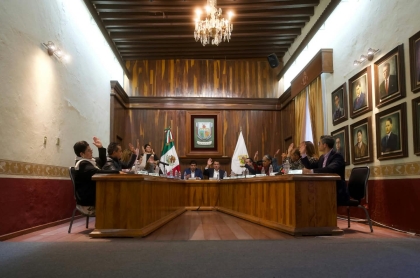 El Presidente municipal en la votación con los regidores de la nueva subida catastral