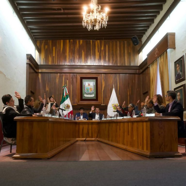 El Presidente municipal en la votación con los regidores de la nueva subida catastral
