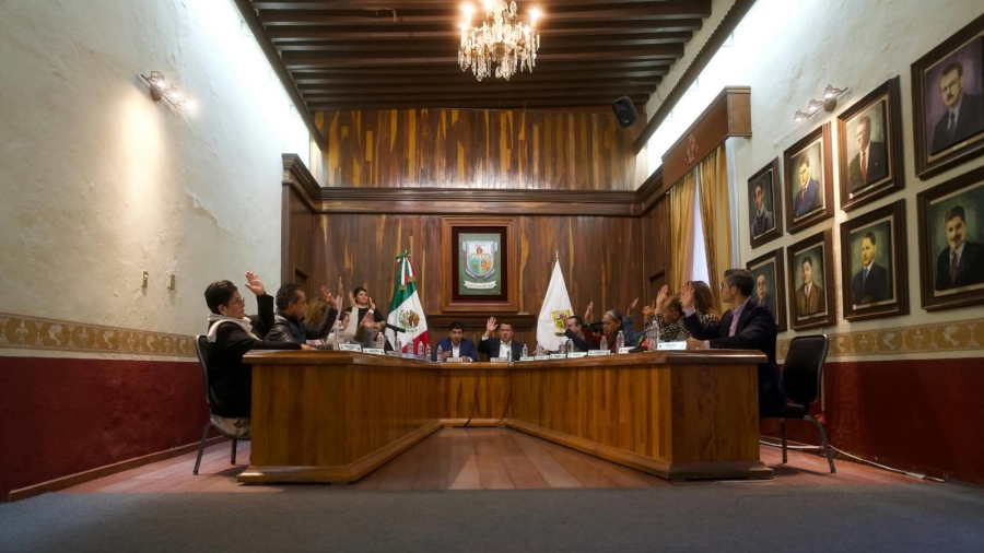 El Presidente municipal en la votación con los regidores de la nueva subida catastral