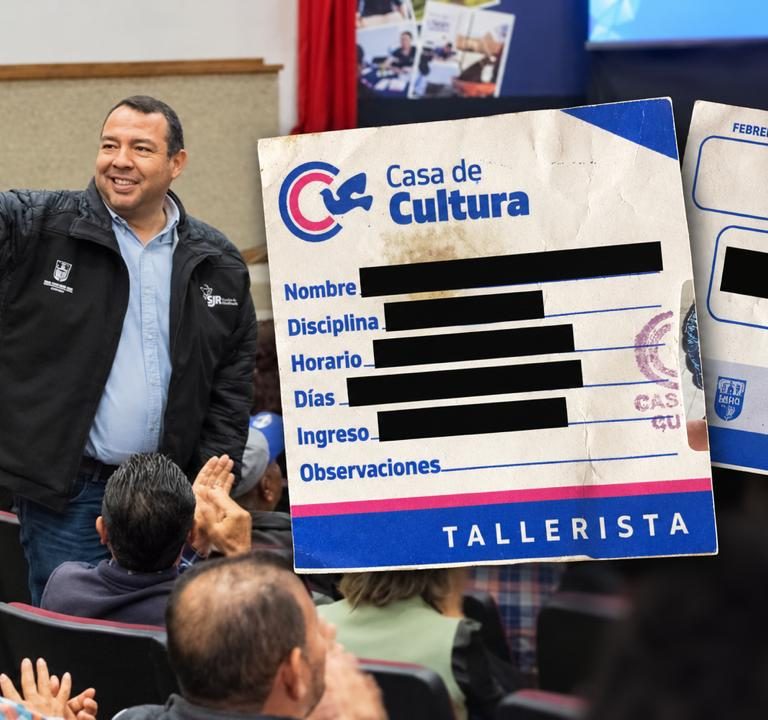Roberto Cabrera a un lado de la credencial para talleres de cultura SJR