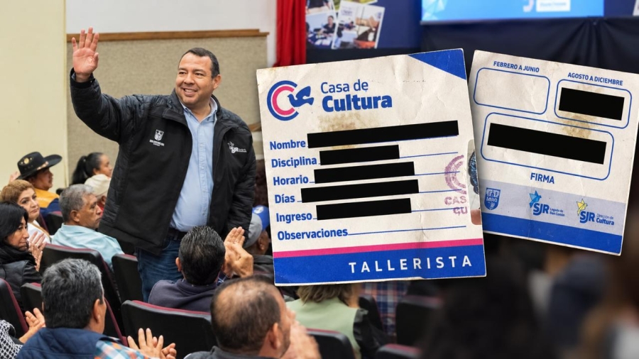 Roberto Cabrera a un lado de la credencial para talleres de cultura SJR