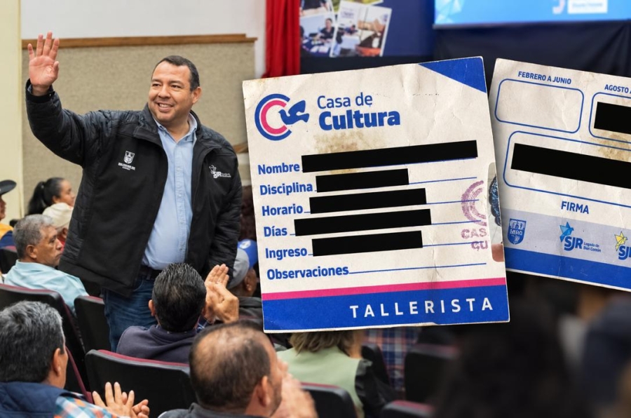 Roberto Cabrera a un lado de la credencial para talleres de cultura SJR