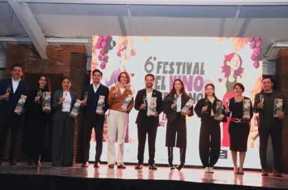 La secretaria de turismo acompañada de funcionarios del gobierno del estado, y directivos del cluster vitivinícola