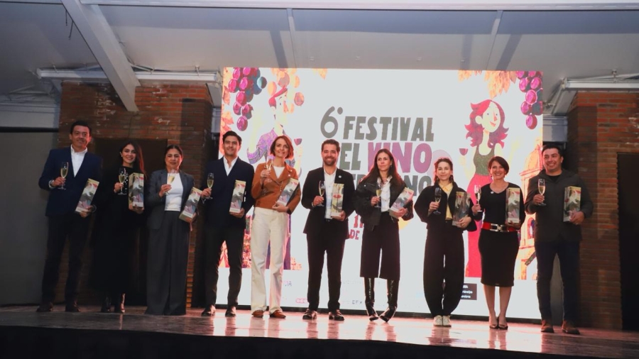 La secretaria de turismo acompañada de funcionarios del gobierno del estado, y directivos del cluster vitivinícola