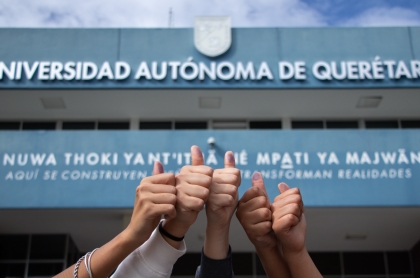 Dedos de estudiantes y académicos luego de haber votado en la elección de rector de la UAQ
