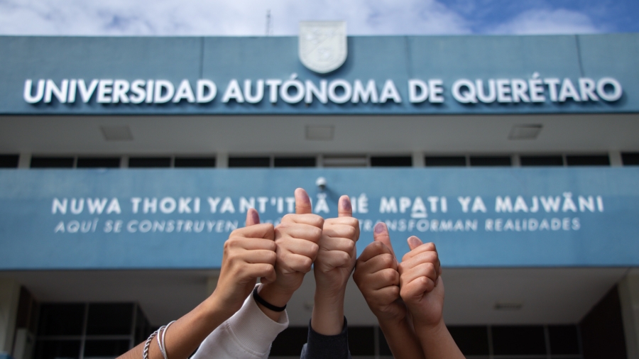 Dedos de estudiantes y académicos luego de haber votado en la elección de rector de la UAQ