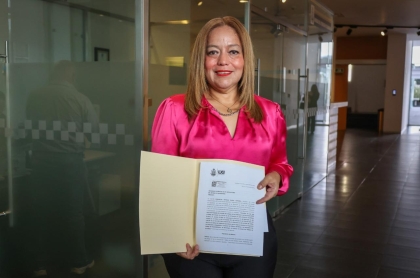 La Diputada Galicia al meter la iniciativa sobre detección temprana de cáncer de mama en Querétaro