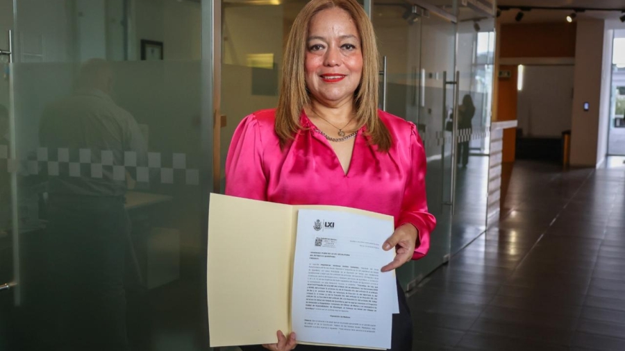 La Diputada Galicia al meter la iniciativa sobre detección temprana de cáncer de mama en Querétaro