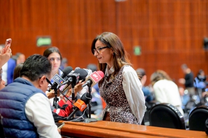 La Diputada Federal Laura Ballesteros en conferencia de prensa en la camara de diputados