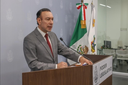 El Coordinador de los diputados del morena en conferencia de prensa