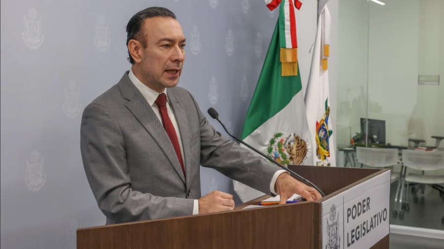 El Coordinador de los diputados del morena en conferencia de prensa