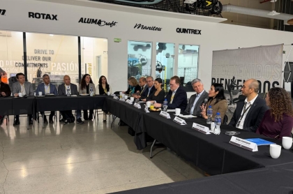 La Secretaria del Trabajo en reunión con empresarios canadienses
