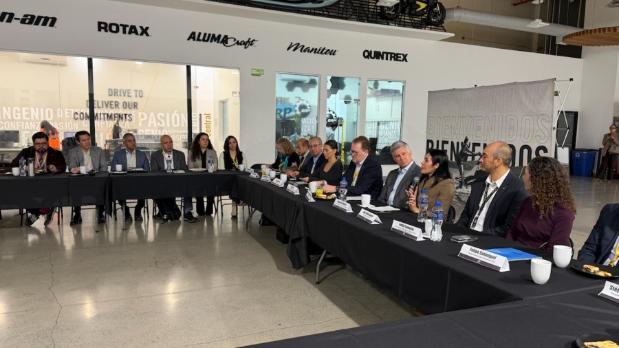 La Secretaria del Trabajo en reunión con empresarios canadienses