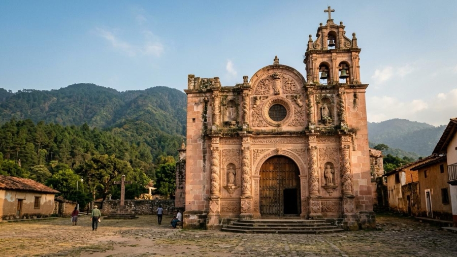 Fachada barroca de una misión franciscana de la Sierra Gorda de Querétaro entre montañas