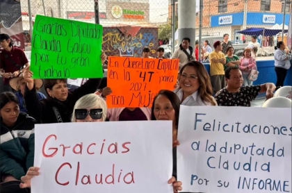 La Diputada Claudia Díaz Gayou rodeada de simpatizantes durante su segundo informe