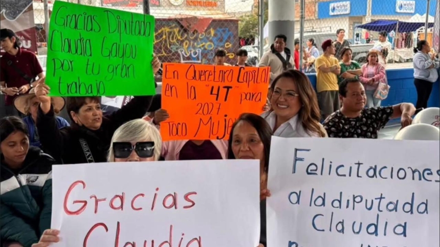 La Diputada Claudia Díaz Gayou rodeada de simpatizantes durante su segundo informe
