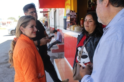 La Regidora Paulina Aguado platica con habitantes de La Estancia, San Juan del Río