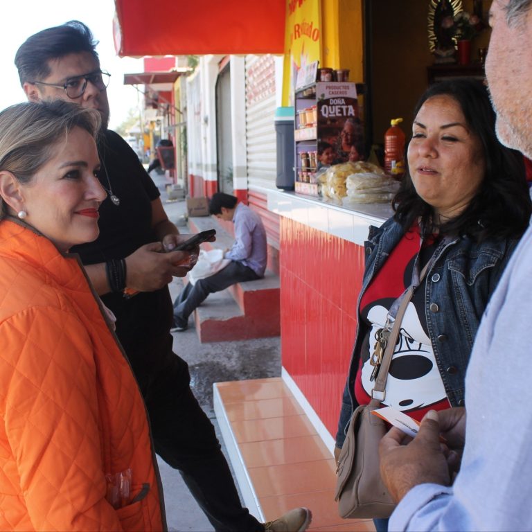 La Regidora Paulina Aguado platica con habitantes de La Estancia, San Juan del Río