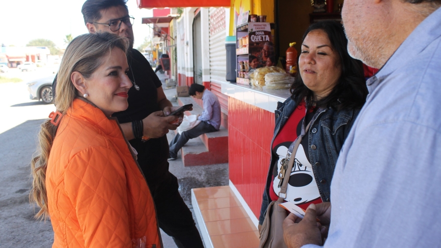 La Regidora Paulina Aguado platica con habitantes de La Estancia, San Juan del Río