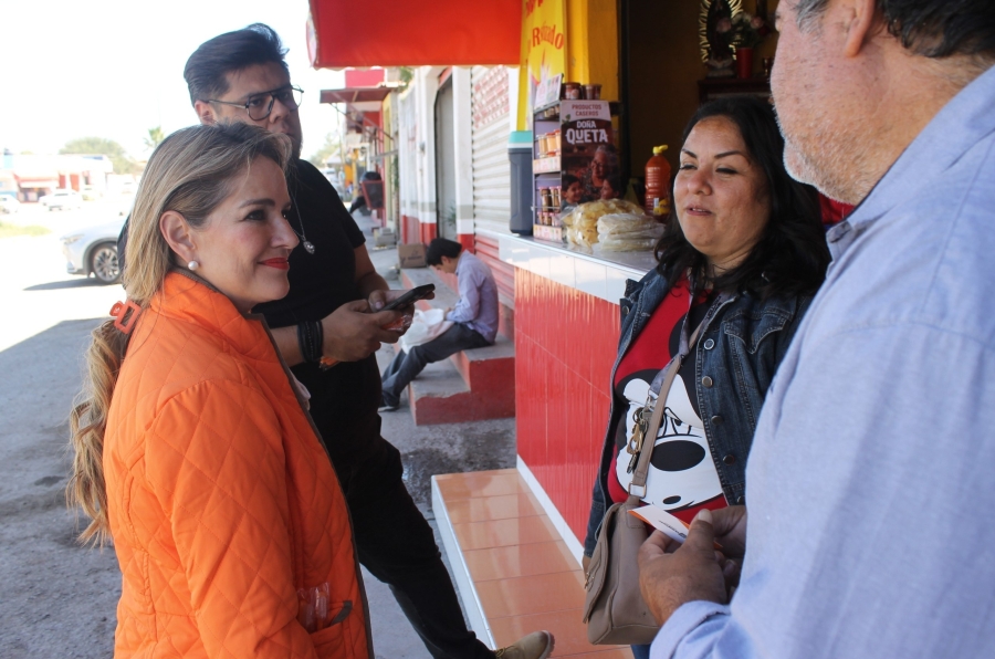 La Regidora Paulina Aguado platica con habitantes de La Estancia, San Juan del Río