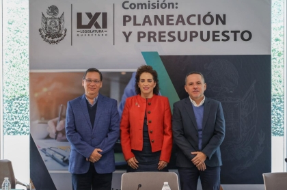 Diputados de la Comisión de planeación y presupuesto al finalizar la discusión