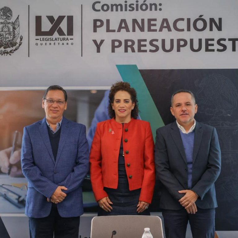Diputados de la Comisión de planeación y presupuesto al finalizar la discusión