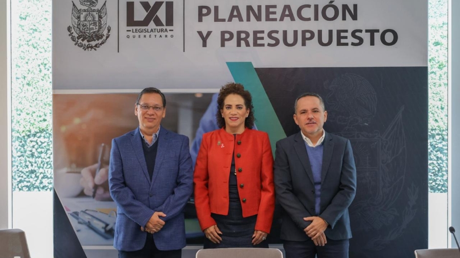 Diputados de la Comisión de planeación y presupuesto al finalizar la discusión