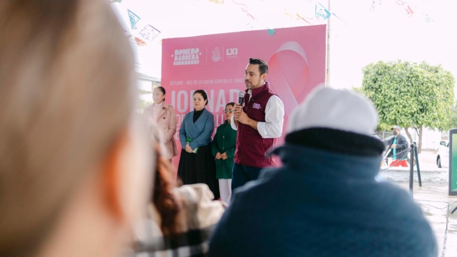 Homero Barrera al inicio de jornada de salud dirigida a mujeres
