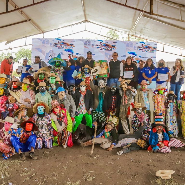 Personal del municipio rodeado de un grupo de Xitaces durante el tercer festival de la mascara de palo