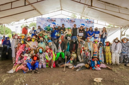Personal del municipio rodeado de un grupo de Xitaces durante el tercer festival de la mascara de palo