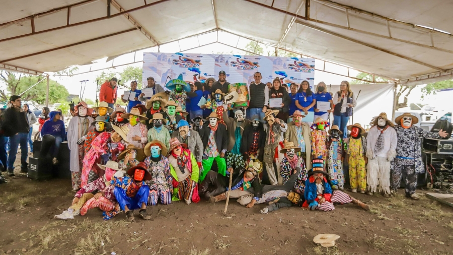 Personal del municipio rodeado de un grupo de Xitaces durante el tercer festival de la mascara de palo