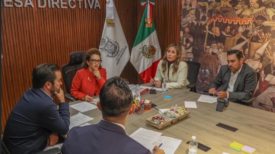 Diputados de la Mesa Directiva en reunión de trabajo