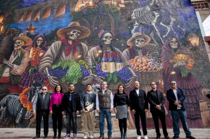 Funcionarios del municipio de San Juan del Río y artistas que pintaron el mural durante su inauguración
