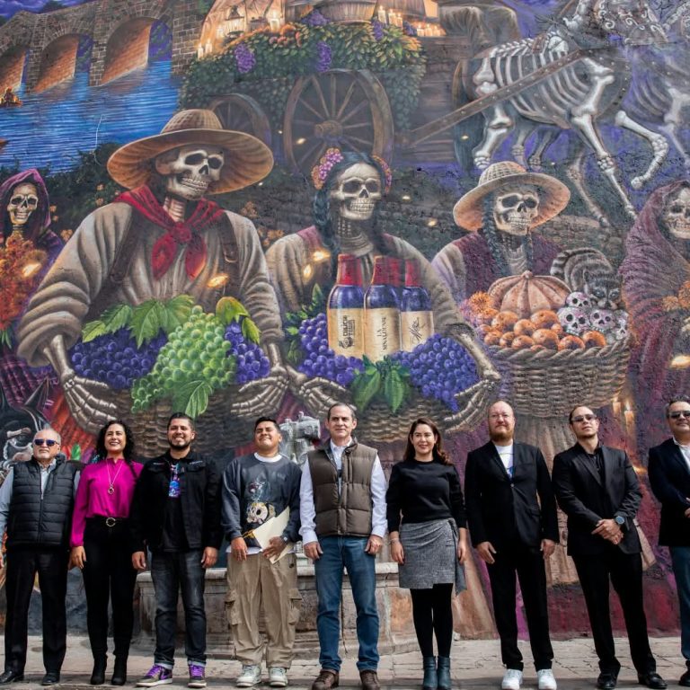Funcionarios del municipio de San Juan del Río y artistas que pintaron el mural durante su inauguración