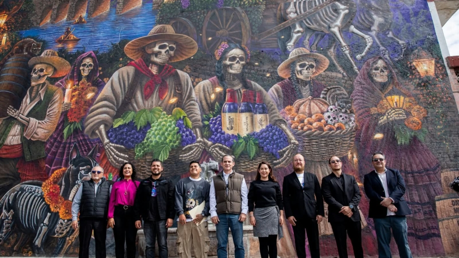 Funcionarios del municipio de San Juan del Río y artistas que pintaron el mural durante su inauguración