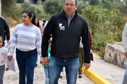 El Presidente municipal durante la entrega de la obra