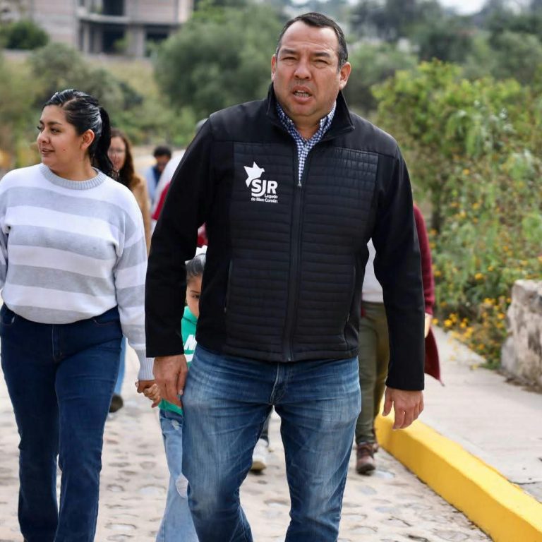 El Presidente municipal durante la entrega de la obra