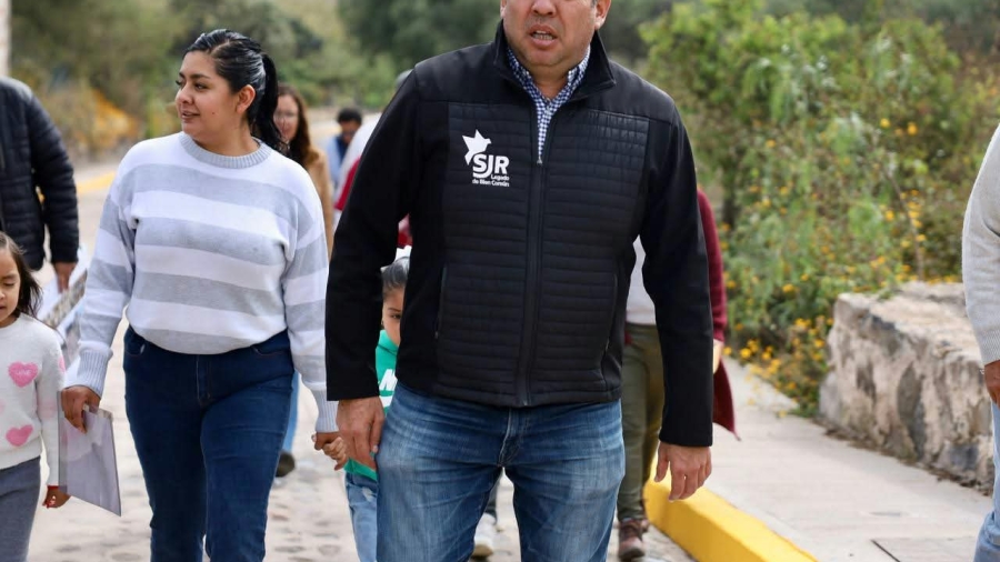 El Presidente municipal durante la entrega de la obra